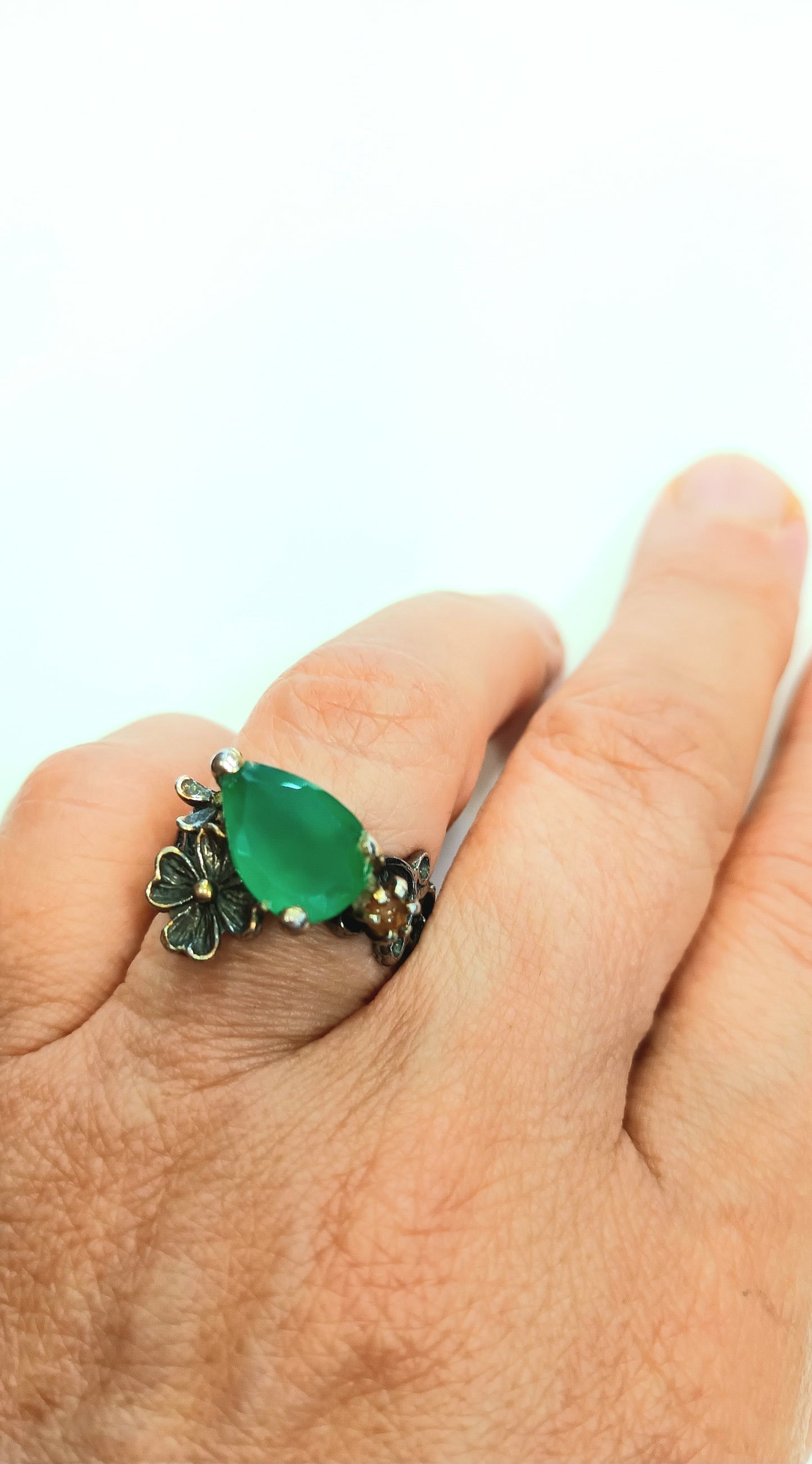 Gredzens ar chrysoprase un safīru