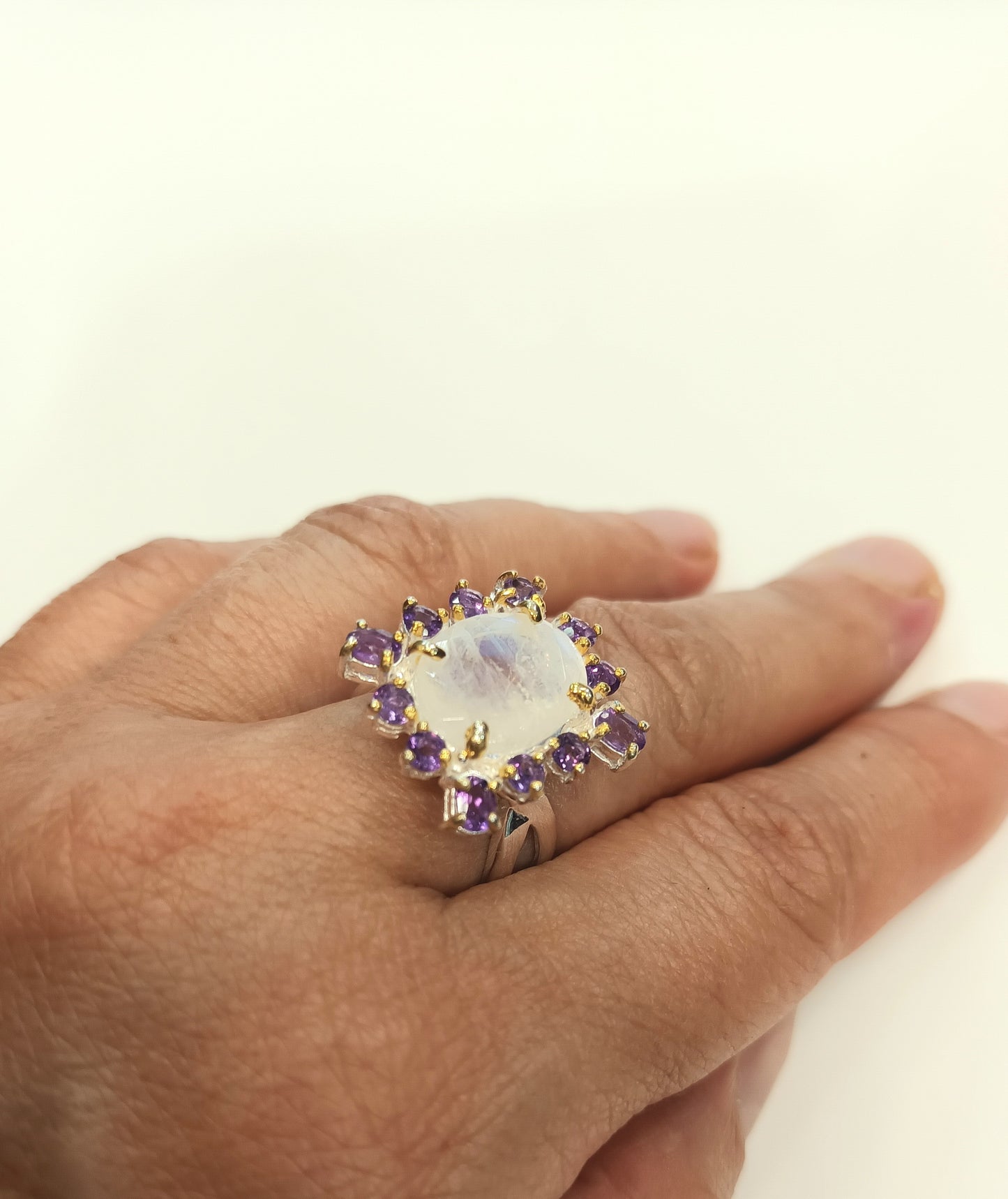 Ring with moonstone and amethysts