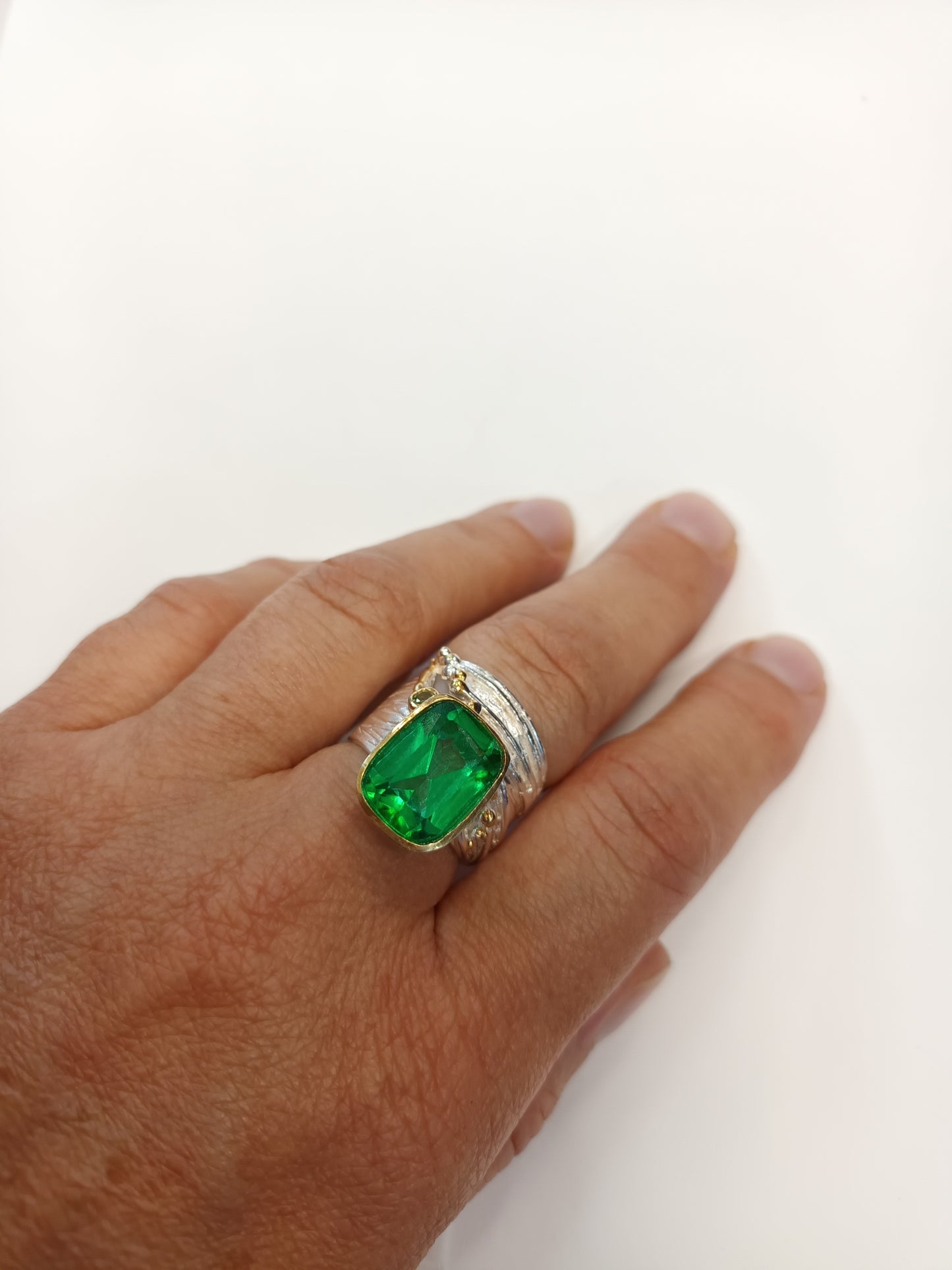 Gredzens ar zaļu topāzu un zirkonu