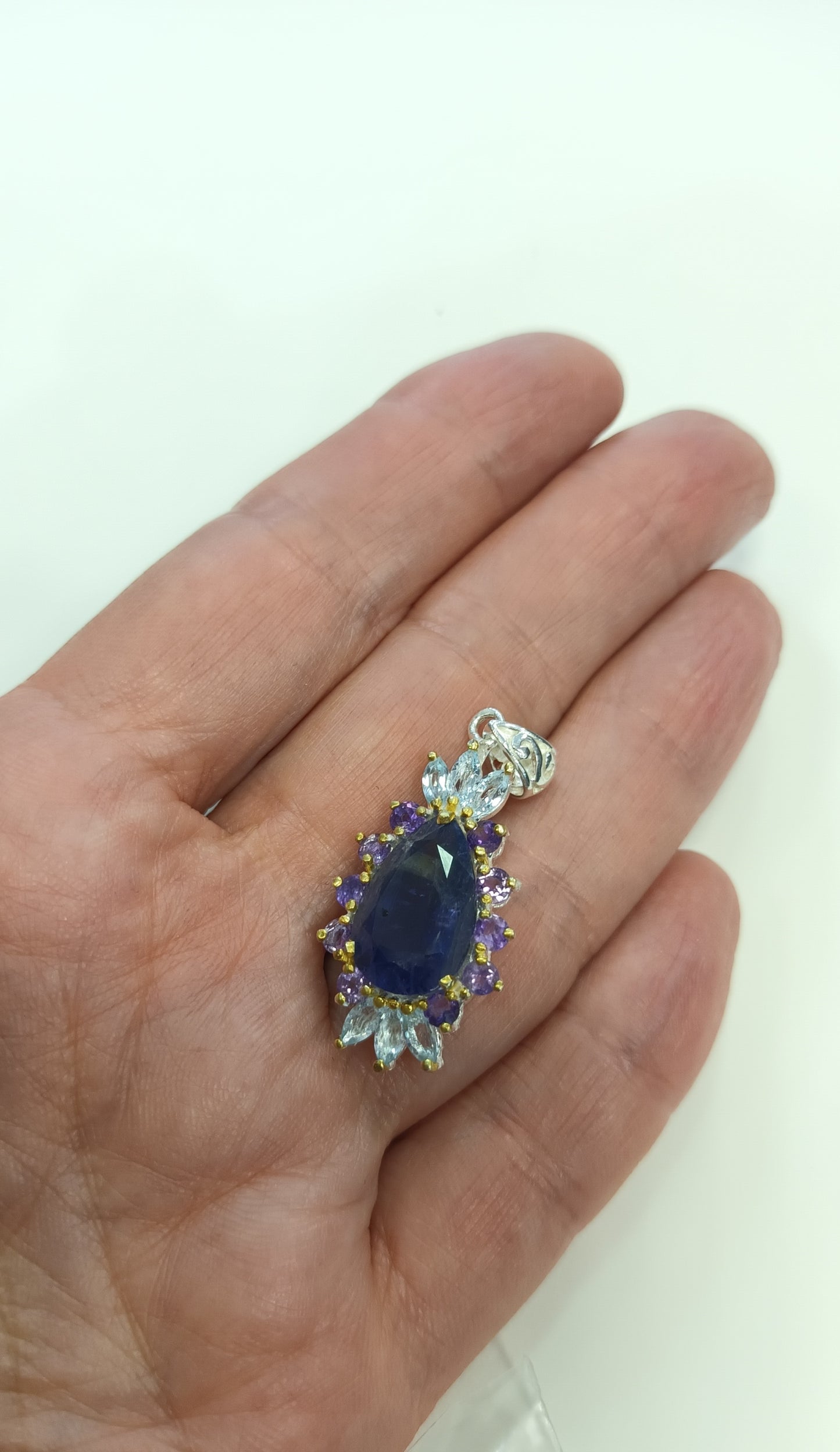 Iolite blue topaz ametista kulons