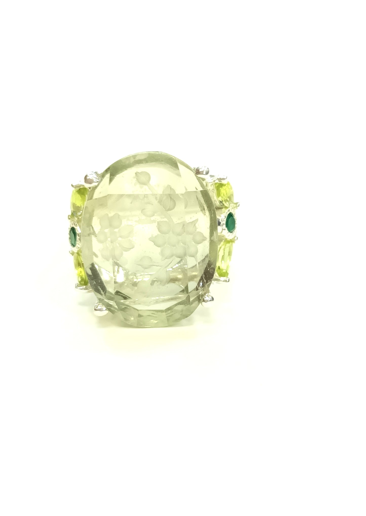 Gredzens ar zaļo ametistu, peridotu un oniksu