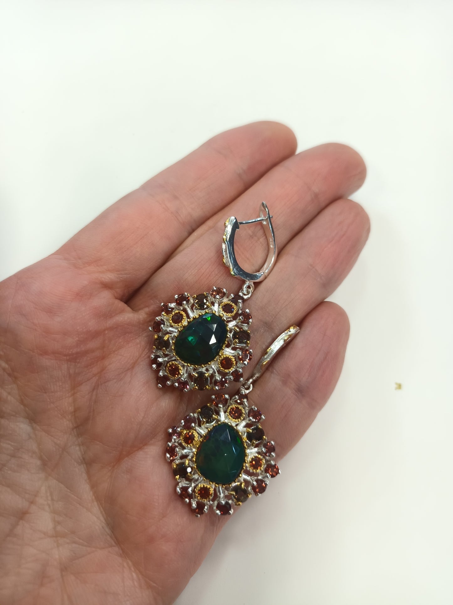 Auskari ar melnu opālu, turmalinomas un granātiem