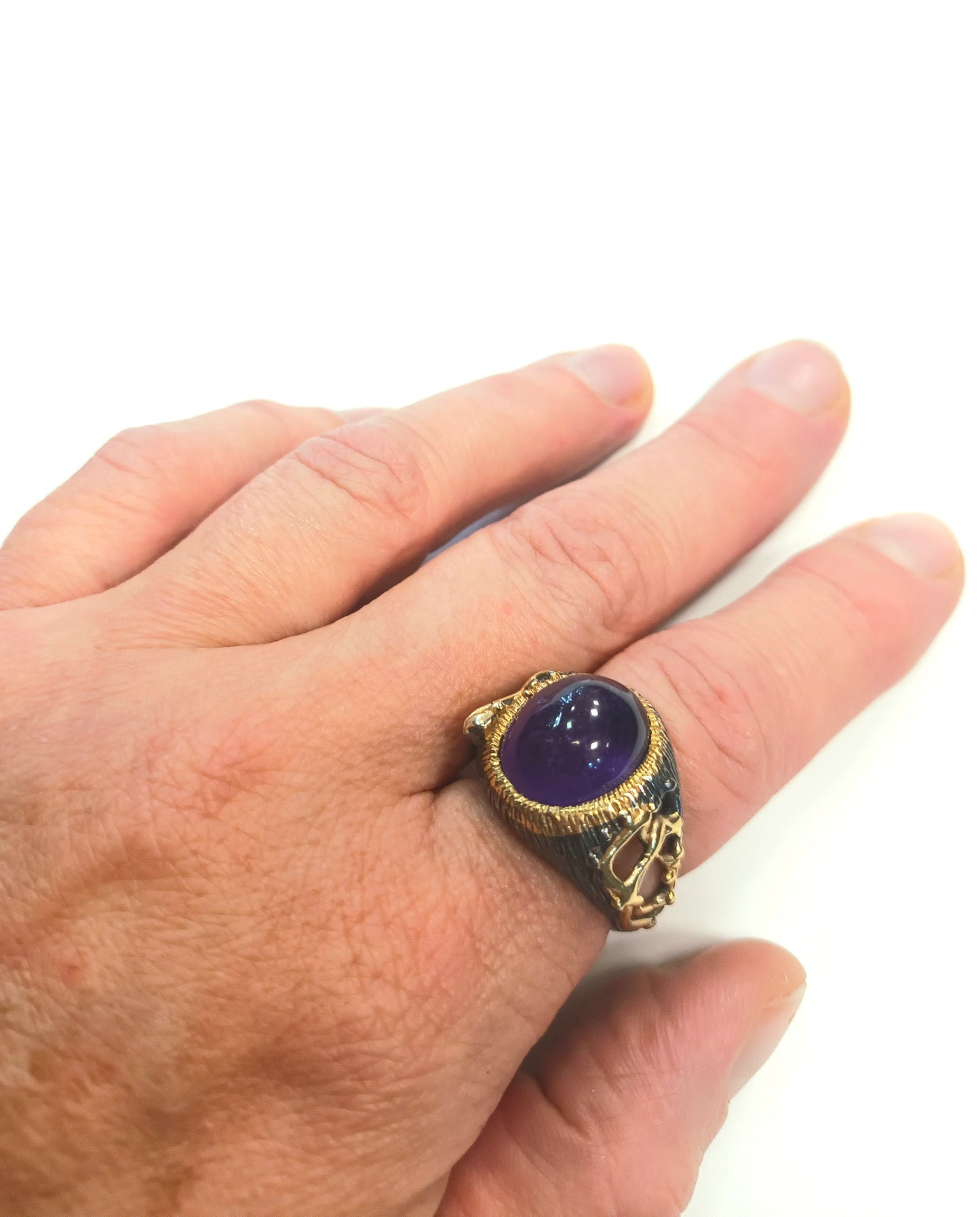 Cabochon ring with amethyst