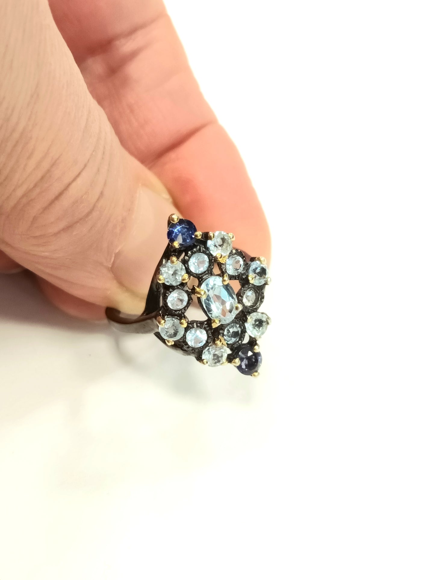 Кольцо с натуральными голубыми топазами(6×4) и иолитами