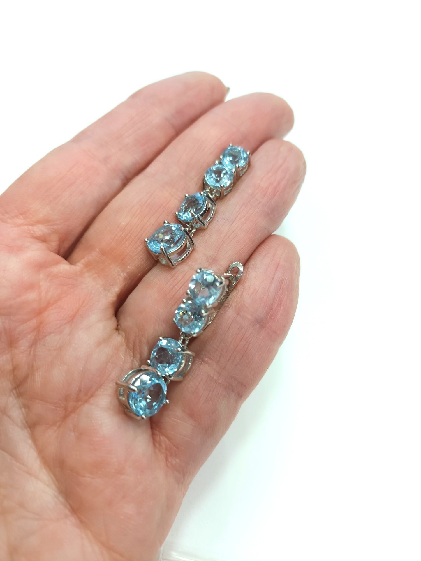 Серьги с натуральными голубыми топазами (8×3мм)
